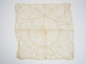 Vente aux enchères Mouchoir de mariée  XIXè siècle.Fil de main lin blanc, forme circulair