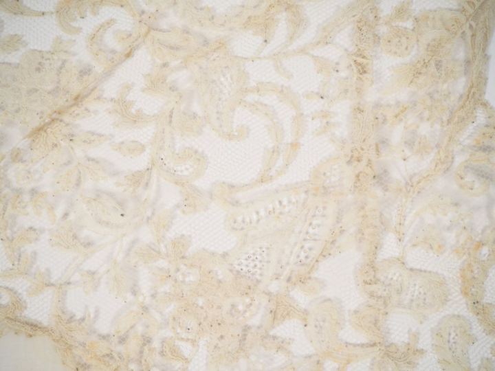 Mouchoir de mariée  XIXè siècle.Fil de main lin blanc, forme circulair