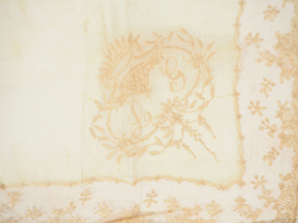 Vente aux enchères Mouchoir de mariée  XIXè siècle. Fil de main linon  blanc, pourtour en