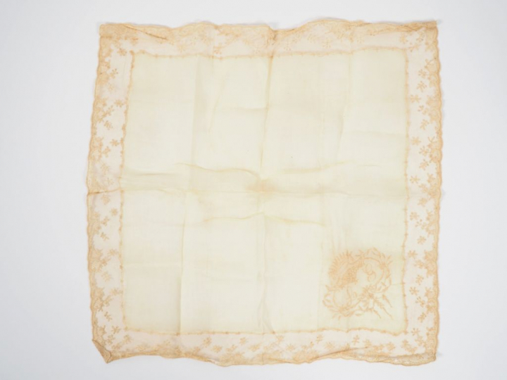 Mouchoir de mariée  XIXè siècle. Fil de main linon  blanc, pourtour en