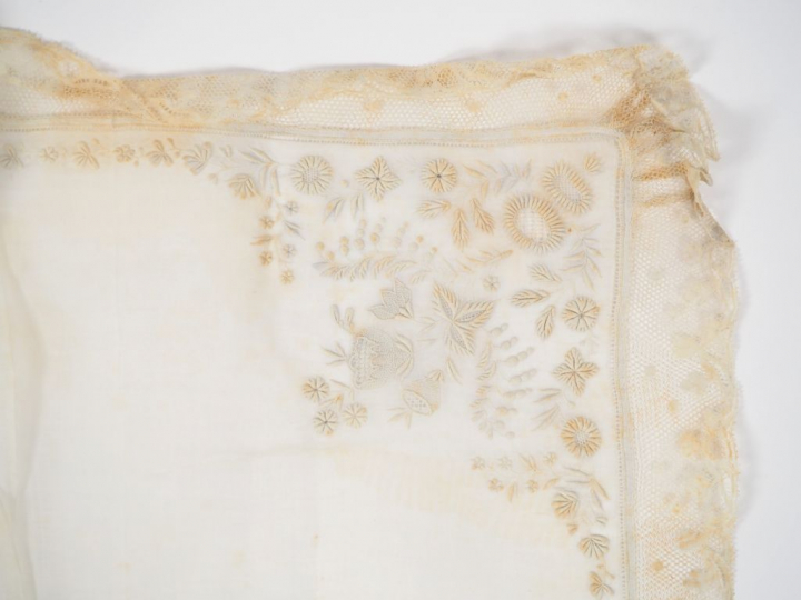 Mouchoir de mariée  XIXè siècle. Fil de main linon blanc, pourtour en 