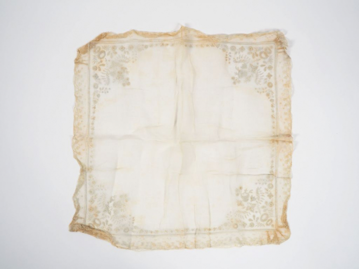 Mouchoir de mariée  XIXè siècle. Fil de main linon blanc, pourtour en 
