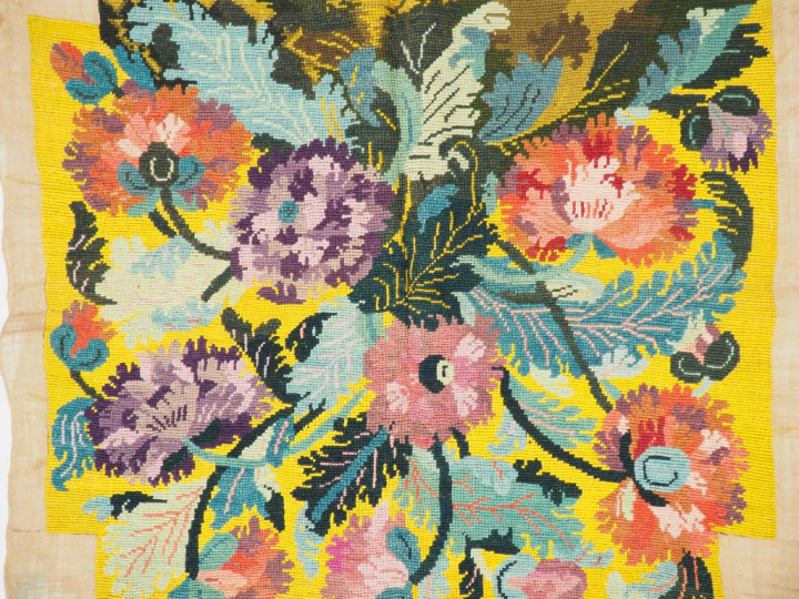 Réunion de 2 dessus de sièges XXème siècle. Broderie au canevas polych