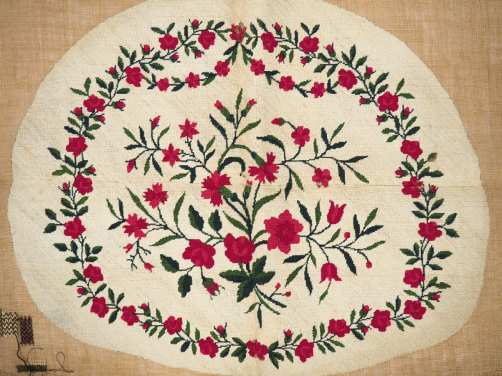 Réunion de 2 dessus de sièges XXème siècle. Broderie au canevas polych