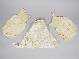 Vente aux enchères Réunion d'une paire de manche en  tulle  XIXème siècle en bon état d'u