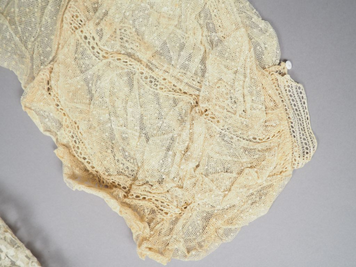 Réunion d'une paire de manche en  tulle  XIXème siècle en bon état d'u