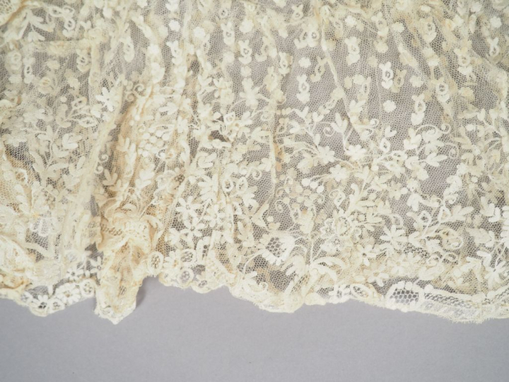 Réunion d'une paire de manche en  tulle  XIXème siècle en bon état d'u