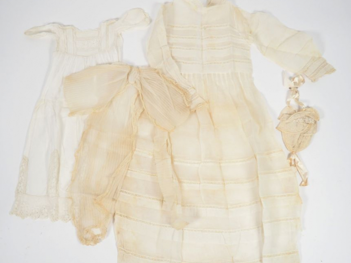 Réunion d'un robe de communiante d'une robe de baptême et d'un petit r