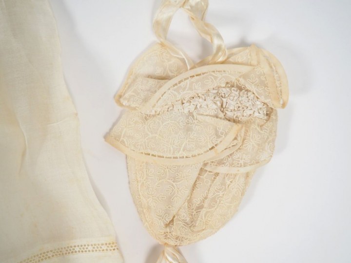 Réunion d'un robe de communiante d'une robe de baptême et d'un petit r