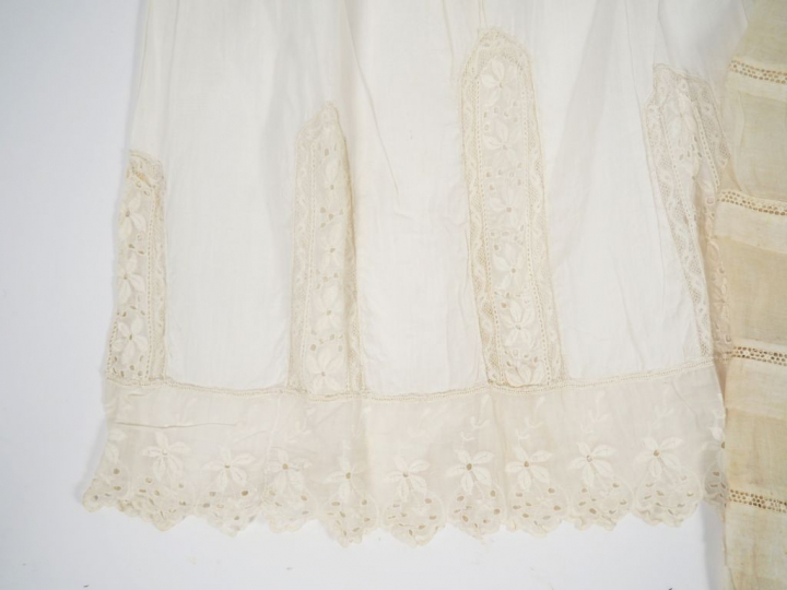 Réunion d'un robe de communiante d'une robe de baptême et d'un petit r