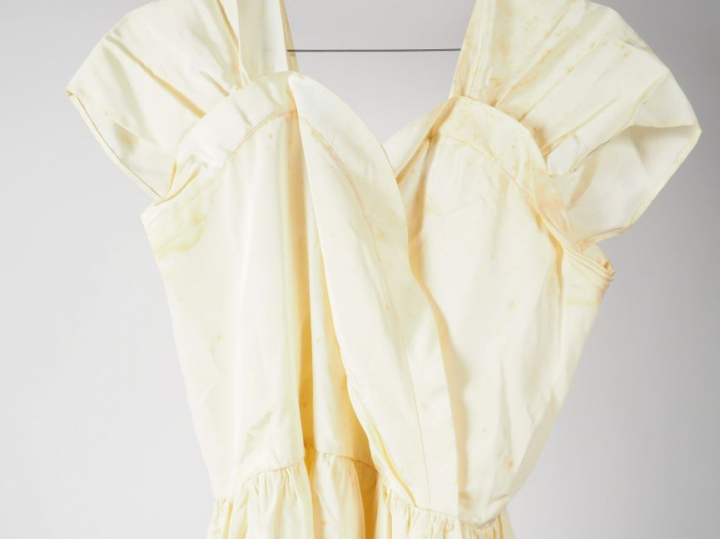 Robe de mariée années 50 complète de sa veste, coiffe perlée de cire e