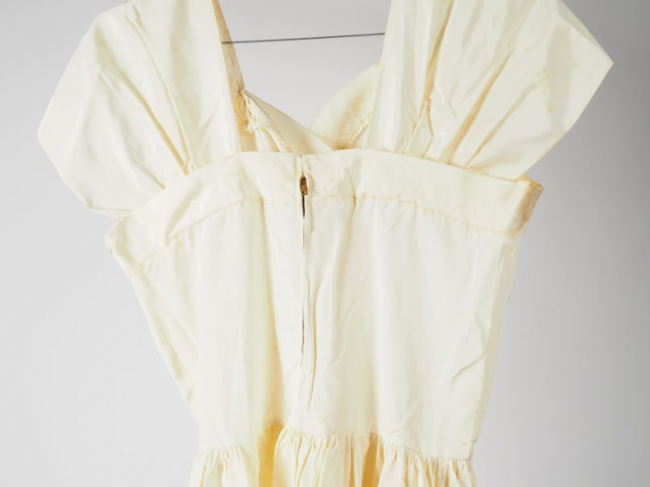 Robe de mariée années 50 complète de sa veste, coiffe perlée de cire e