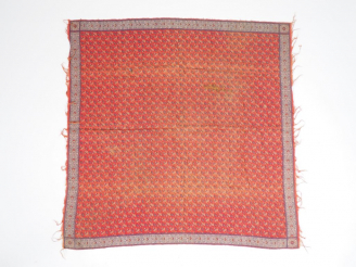 Vente aux enchères Chale en cachemire XIXème siècle 1m /97 cm poil trainant à l'arrière. 