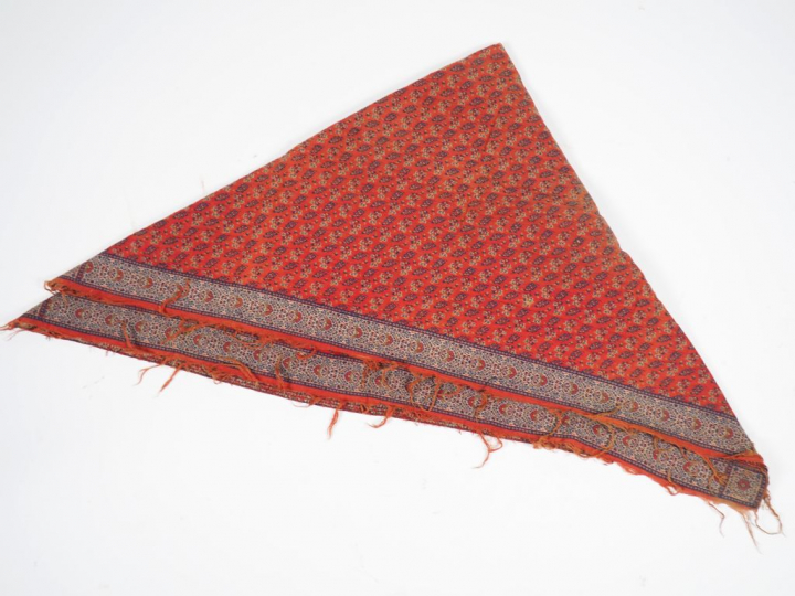 Chale en cachemire XIXème siècle 1m /97 cm poil trainant à l'arrière. 