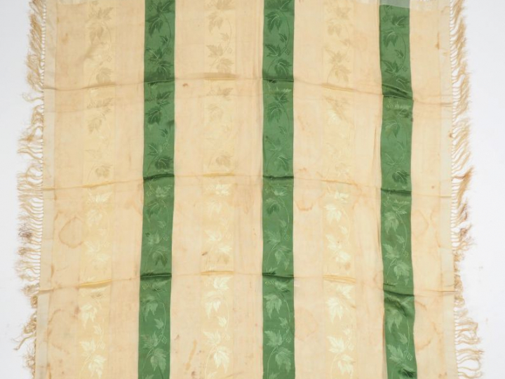 Chale en pékin XIXème siècle. Décor alternant rayures de gaze de soie 