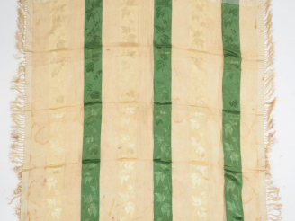 Vente aux enchères Chale en pékin XIXème siècle. Décor alternant rayures de gaze de soie 