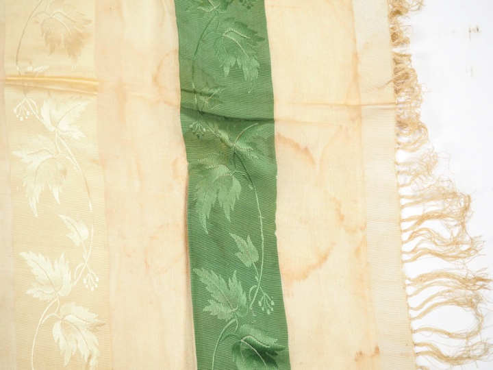 Chale en pékin XIXème siècle. Décor alternant rayures de gaze de soie 