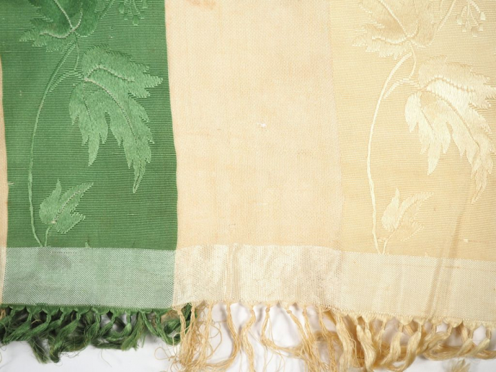 Chale en pékin XIXème siècle. Décor alternant rayures de gaze de soie 