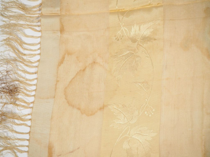 Chale en pékin XIXème siècle. Décor alternant rayures de gaze de soie 