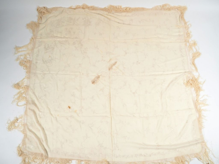 Chale de Canton satin de soie blanc finement brodé sans envers de déli