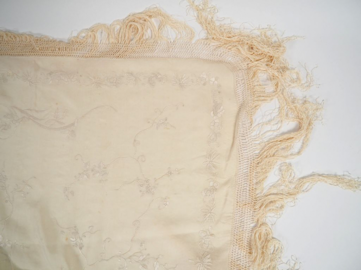 Chale de Canton satin de soie blanc finement brodé sans envers de déli