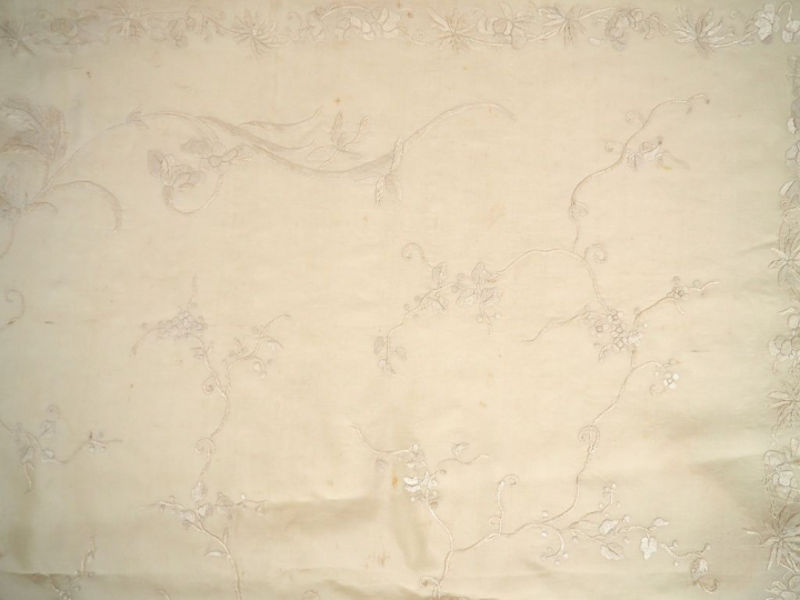 Chale de Canton satin de soie blanc finement brodé sans envers de déli