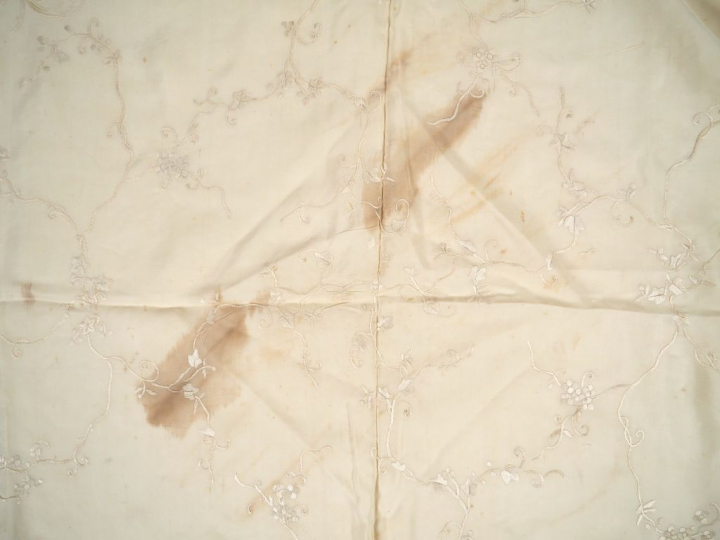 Chale de Canton satin de soie blanc finement brodé sans envers de déli