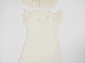 Vente aux enchères Robe de jeune fille années 1930, soie synthetique, effet de plissé sur