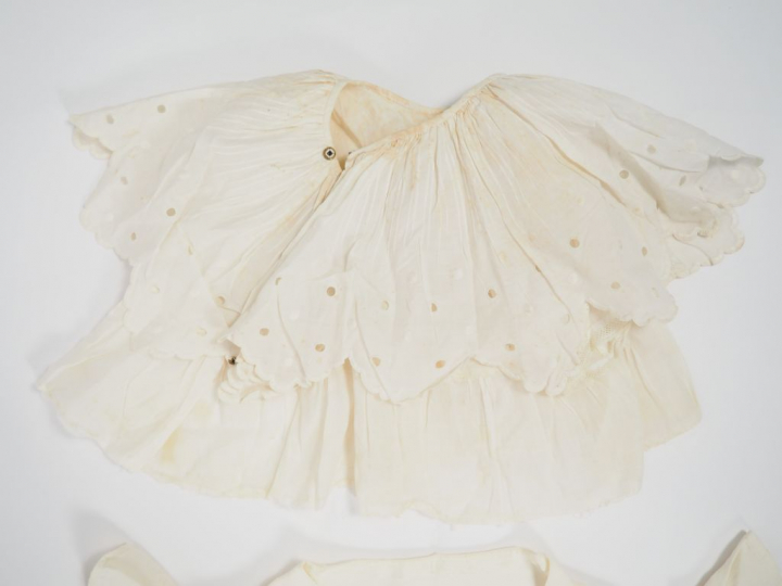 Robe de jeune fille années 1930, soie synthetique, effet de plissé sur