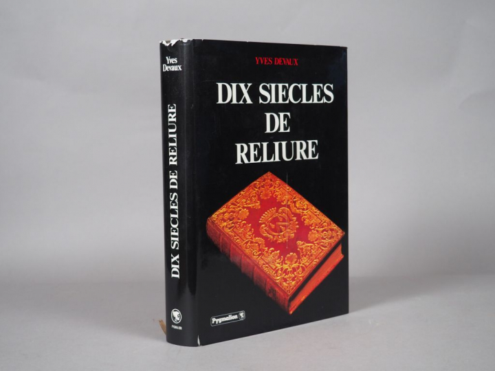 DEVAUX. Dix siècles de reliure. Paris Pygmalion 1981. in-4, reliure to