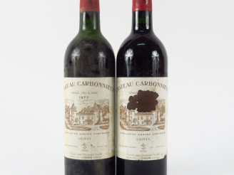 Vente aux enchères 2 BOUTEILLES CHÂTEAU CARBONNIEUX GRAVES - 1977 - 1 MEP/1 CAPS CORRODEE