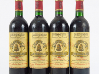 Vente aux enchères 4 BOUTEILLES CHÂTEAU L'ANGELUS GCC ST EMILION - 1986 - 3 BG+/1 BG