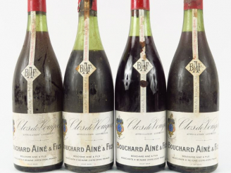 Vente aux enchères 4 BOUTEILLES CLOS VOUGEOT BOUCHARD AINE ET FILS - 3 CM/3,5 CM/4 CM/6 C