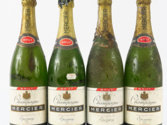 Vente aux enchères 4 BOUTEILLES CHAMPAGNE MERCIER - BONS NIVEAUX/COIFFES ABIMEES