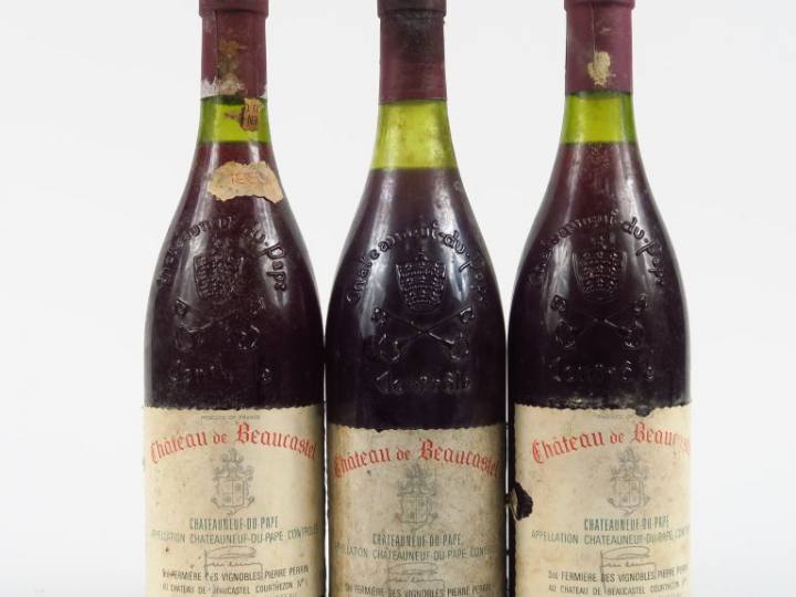 3 BOUTEILLES CHÂTEAU DE BEAUCASTEL CHATEAUNEUF DU PAPE - 1983 - 2 PRES