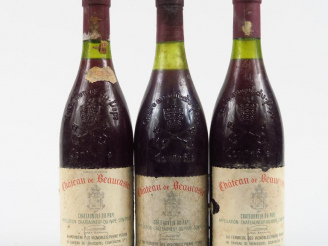 Vente aux enchères 3 BOUTEILLES CHÂTEAU DE BEAUCASTEL CHATEAUNEUF DU PAPE - 1983 - 2 PRES