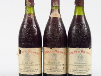 Vente aux enchères 3 BOUTEILLES CHÂTEAU DE BEAUCASTEL CHATEAUNEUF DU PAPE - 1983 - 2 PRES