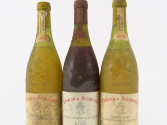 Vente aux enchères 3 BOUTEILLES CHÂTEAU DE BEAUCASTEL CHATEAUNEUF DU PAPE : 1 ROUGE 1975 
