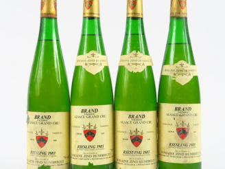 Vente aux enchères 4 BOUTEILLES RIESLING GC V.T. 'BRAND' ZIND HUMBRECHT - 1983 - 2 à 3 CM