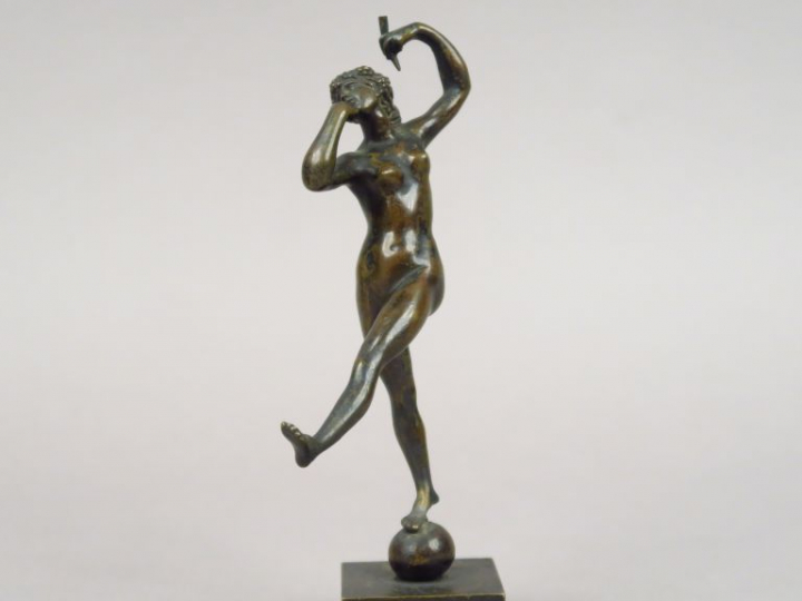 Danseuse à l’antique en bronze patiné. XIXème siècle. H. 17,5 cm