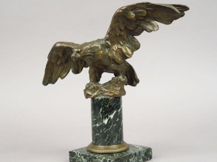 Ecole française XIXème "Aigle aux ailes déployées" Sculpture en bronze