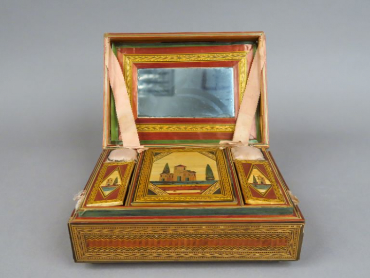 Coffret à couture Restauration en marqueterie de paille, à décor de pa