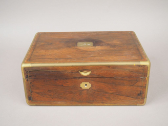 Vente aux enchères Coffret Restauration en acajou, placage d'acajou et laiton. Dim. 35,5 