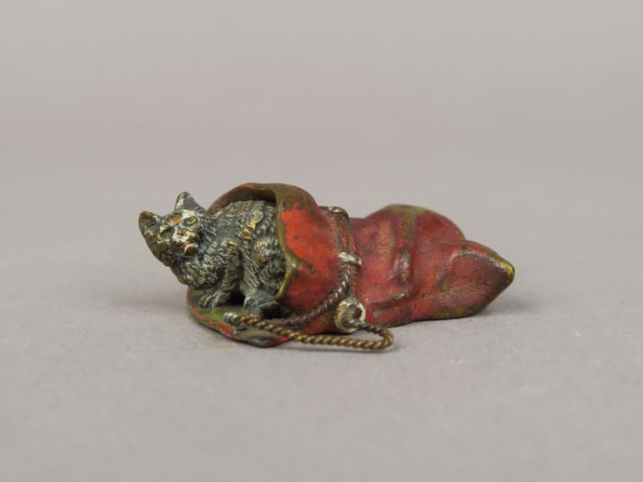 Sujet en bronze polychrome de Vienne "Chaton dans un sac" Long. 5 cm