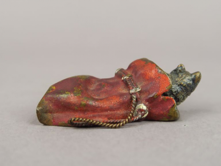 Sujet en bronze polychrome de Vienne "Chaton dans un sac" Long. 5 cm