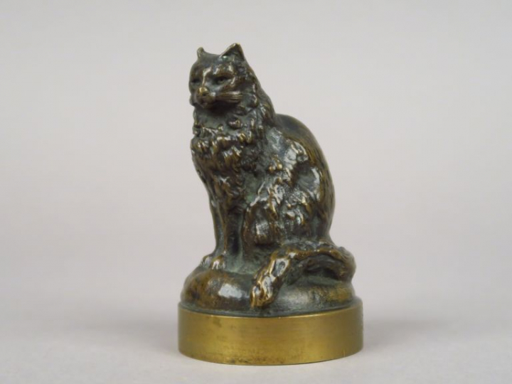 "Chat assis". Sujet en bronze à patine brune. H. 8,5 cm