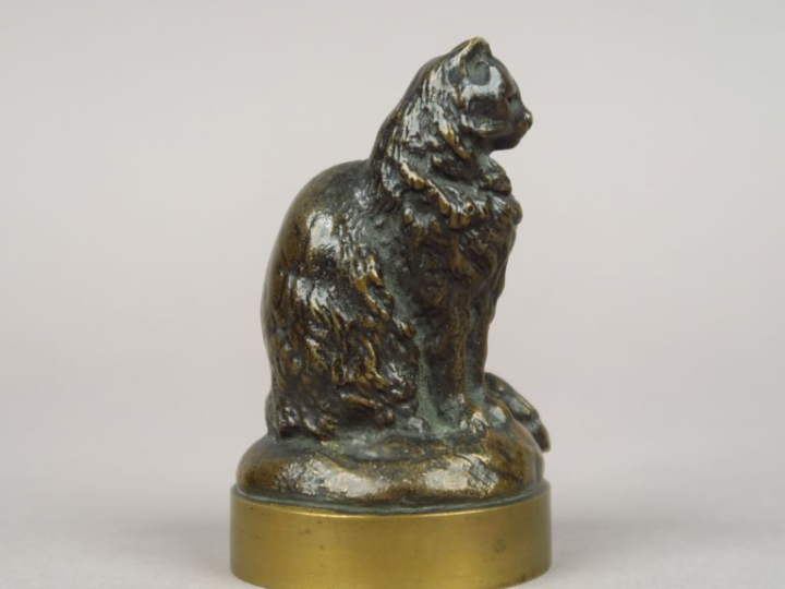 "Chat assis". Sujet en bronze à patine brune. H. 8,5 cm