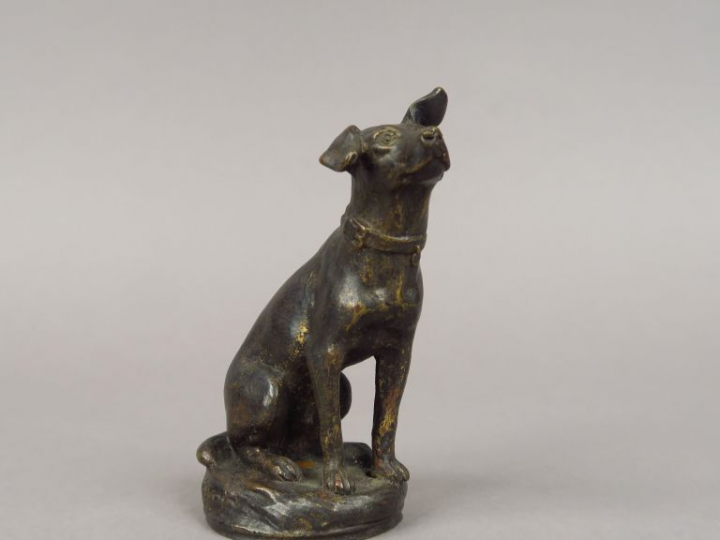 E. BREGEON. "Chien assis" Sujet en bronze à patine brune. Signé.  H. 1