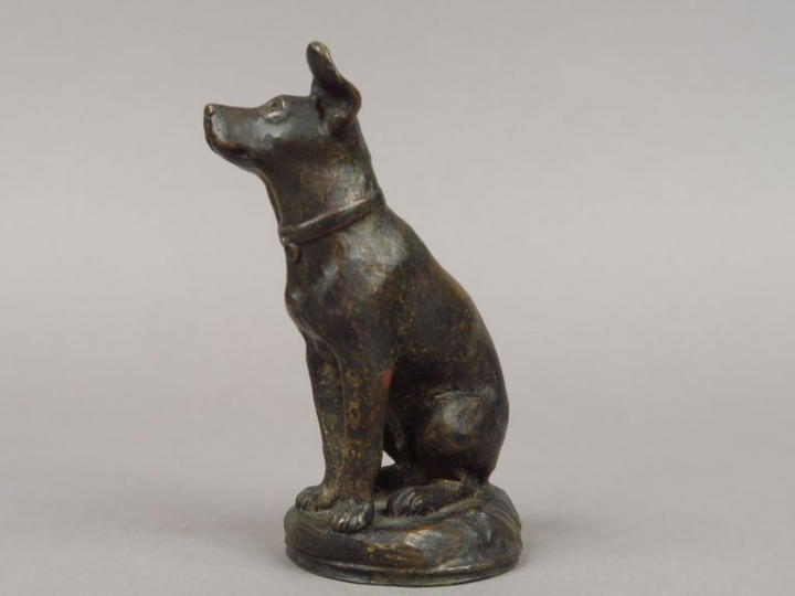 E. BREGEON. "Chien assis" Sujet en bronze à patine brune. Signé.  H. 1