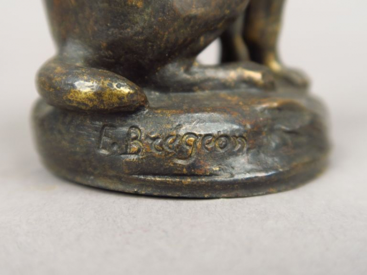 E. BREGEON. "Chien assis" Sujet en bronze à patine brune. Signé.  H. 1